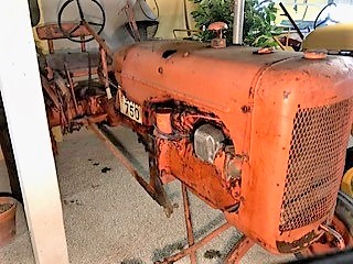 Veterantraktor - Allis-Chalmers - B. 1939. Fotogen. Framvagn typ slaktträ. En topplocksbult av. Orör...